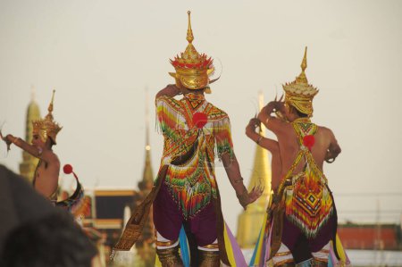 Foto de BANGKOK, TAILANDIA - 21 DE ABRIL DE 2014: Un no identificado de Classical Thai Monohra es un tipo de drama de danza que realiza un espectáculo turístico. En la feria tailandesa en el 232º año de la ciudad de Rattanakosin bajo Royal Benevolence en Bangkok, Tailandia. - Imagen libre de derechos