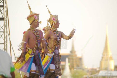 Foto de BANGKOK, TAILANDIA - 21 DE ABRIL DE 2014: Un no identificado de Classical Thai Monohra es un tipo de drama de danza que realiza un espectáculo turístico. En la feria tailandesa en el 232º año de la ciudad de Rattanakosin bajo Royal Benevolence en Bangkok, Tailandia. - Imagen libre de derechos
