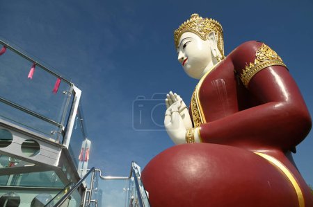 Foto de Phra Sri Ariyamettriya Borom Bodhiyan Es una gran estatua de Buda sentada al aire libre, a unos 50 metros de altura, consagrada en el templo de Wat Saeng Kaew Phothiyan. Situado en la provincia de Chiang Rai en Tailandia. - Imagen libre de derechos