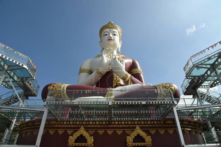 Foto de Phra Sri Ariyamettriya Borom Bodhiyan Es una gran estatua de Buda sentada al aire libre, a unos 50 metros de altura, consagrada en el templo de Wat Saeng Kaew Phothiyan. Situado en la provincia de Chiang Rai en Tailandia. - Imagen libre de derechos