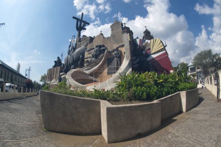 Foto de Monumento Patrimonio de Cebú Es un escenario que muestra eventos importantes en la historia de la ciudad de Cebú. Es uno de los relieves de la ciudad. - Imagen libre de derechos