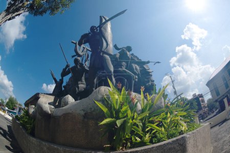 Foto de Monumento Patrimonio de Cebú Es un escenario que muestra eventos importantes en la historia de la ciudad de Cebú. Es uno de los relieves de la ciudad. - Imagen libre de derechos