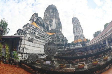 Der Hauptprang des Wat Mahathat Worawihan. Es ist eine Architektur aus dem 18. Jahrhundert, bestehend aus einem Hauptprang und drei untergeordneten Prangs auf derselben Basis.