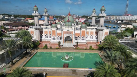 Top view of Pattani Central Mosque It is the center of the mind. and is one of the most important places of worship for Muslims in the southern region of Thailand. Its shape looks similar to the Taj Mahal of India combined with a Western temple. 