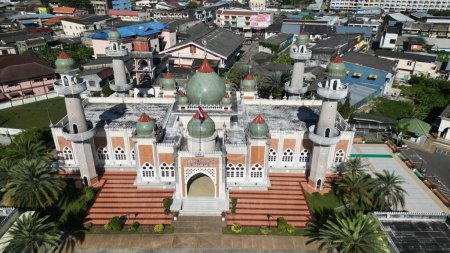 Vista superior de la mezquita central de Pattani Es el centro de la mente. y es uno de los lugares de culto más importantes para los musulmanes en la región sur de Tailandia. Su forma se parece al Taj Mahal de la India combinado con un templo occidental. 