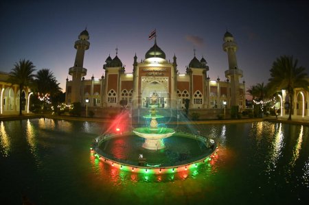 Nachtszene der Pattani-Zentralmoschee Es ist das Zentrum des Geistes. und ist eines der wichtigsten Gotteshäuser für Muslime in der südlichen Region Thailands. Seine Form ähnelt dem Taj Mahal in Indien kombiniert mit einem westlichen Tempel.