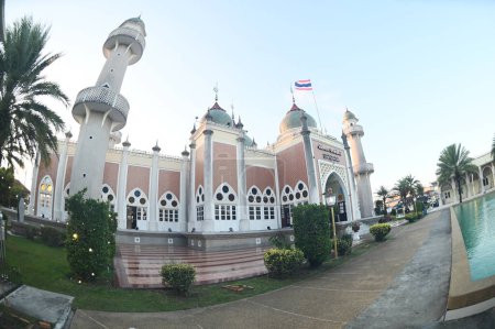 Pattani-Zentralmoschee Es ist das Zentrum des Geistes. und ist eines der wichtigsten Gotteshäuser für Muslime in der südlichen Region Thailands. Seine Form ähnelt dem Taj Mahal in Indien kombiniert mit einem westlichen Tempel.. 