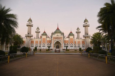 Pattani Central Mosque It is the center of the mind. and is one of the most important places of worship for Muslims in the southern region of Thailand. Its shape looks similar to the Taj Mahal of India combined with a Western temple.At Pattani city. 