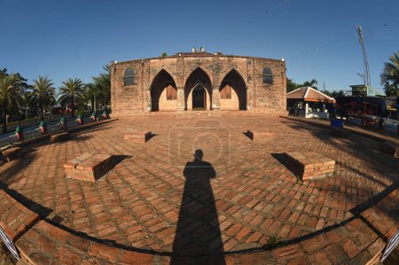 Se supone que la mezquita de Krue Se tiene más de 200 años. El Departamento de Bellas Artes lo registró como un sitio histórico en 1935 y ha sido objeto de reformas desde entonces. Sigue siendo un sitio histórico importante. Situado en la provincia de Pattani en Tailandia.