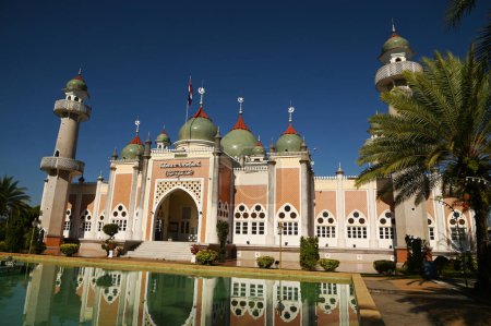 Mezquita Central de Pattani Es el centro de la mente. y es uno de los lugares de culto más importantes para los musulmanes en la región sur de Tailandia. Su forma se parece al Taj Mahal de la India combinado con un templo occidental.