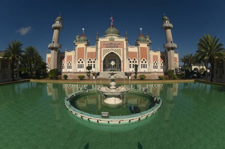 Pattani Central Mosque It is the center of the mind. and is one of the most important places of worship for Muslims in the southern region of Thailand. Its shape looks similar to the Taj Mahal of India combined with a Western temple.