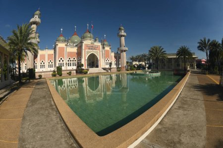 Pattani-Zentralmoschee Es ist das Zentrum des Geistes. und ist eines der wichtigsten Gotteshäuser für Muslime in der südlichen Region Thailands. Seine Form ähnelt dem Taj Mahal in Indien kombiniert mit einem westlichen Tempel.