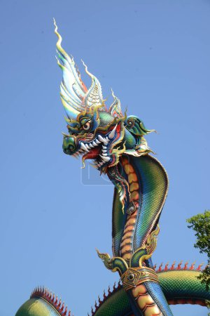 Das Haupt des Naga wird Opa Phaya Sri Phet Khiri Mahamuni Srisutthonakarat genannt. Es ist eine große und farbenfrohe Naga-Figur, die im Tham Chaeng Tempel befestigt ist. Es hat sich zu einem neuen Wahrzeichen Touristenattraktion in der Provinz Phetchabuei, Thailand jetzt.