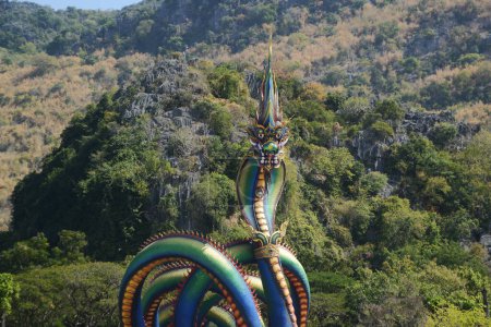Das Haupt des Naga wird Opa Phaya Sri Phet Khiri Mahamuni Srisutthonakarat genannt. Es ist eine große und farbenfrohe Naga-Figur, die im Tham Chaeng Tempel befestigt ist. Es hat sich zu einem neuen Wahrzeichen Touristenattraktion in der Provinz Phetchabuei, Thailand jetzt.
