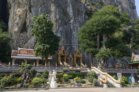 Vor dem Eingang zum Tham Khao Yoi Tempel. Sie ist hier berühmt. Befindet sich in der Provinz Phetchaburi in Thailand.
