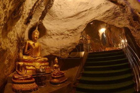 Buddha-Bilder in verschiedenen Haltungen sind im berühmten Tham Khao Yoi Tempel verankert. Und es gibt wunderschöne Stalagmiten und Stalaktiten. Befindet sich in der Provinz Phetchaburi in Thailand.