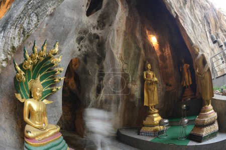 Buddha-Bilder in verschiedenen Haltungen sind im berühmten Tham Khao Yoi Tempel verankert. Und es gibt wunderschöne Stalagmiten und Stalaktiten. Befindet sich in der Provinz Phetchaburi in Thailand.