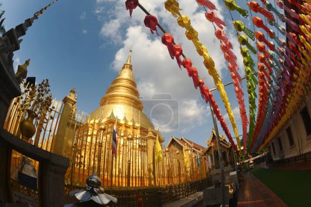 Hunderttausende Laternenfest am Wat Phra That Hariphunchai. Es ist eine Opfergabe einer Laterne als Opfergabe an Buddha. Es ist eine Tradition, die jedes Jahr stattfindet und Teil der Loy Krathong Tradition ist. "Yi-Peng-Tradition" des Lanna-Volkes.