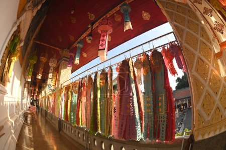 Cent mille festivals de lanternes à Wat Phra That Hariphunchai. C'est une offrande d'une lanterne comme offrande à Bouddha. C'est une tradition qui se tient chaque année et qui fait partie de la tradition du Loy Krathong. "Yi Peng tradition" du peuple Lanna.