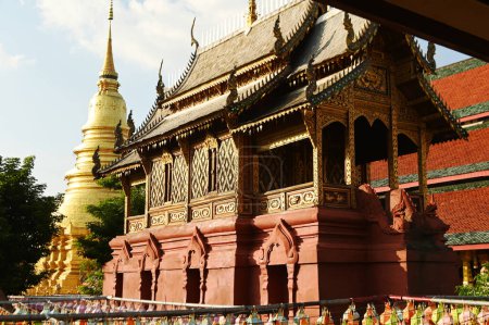 Die Tham Luang Hall (Tripitaka Hall) ist ein zweistöckiges Gebäude. halb Zement halb Holz Die Dhamma-Halle und das Tipiaka Inside Wat Phra That Hariphunchai Woramahawihan erhalten.