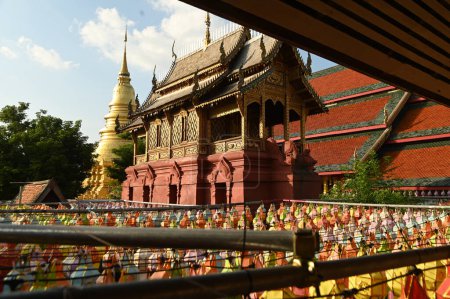 Die Tham Luang Hall (Tripitaka Hall) ist ein zweistöckiges Gebäude. halb Zement halb Holz Die Dhamma-Halle und das Tipiaka Inside Wat Phra That Hariphunchai Woramahawihan erhalten.