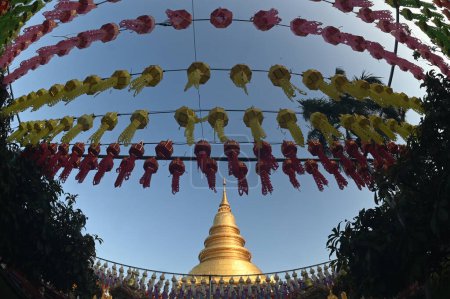 Hunderttausende Laternenfest am Wat Phra That Hariphunchai. Es ist eine Opfergabe einer Laterne als Opfergabe an Buddha. Es ist eine Tradition, die jedes Jahr stattfindet und Teil der Loy Krathong Tradition ist. "Yi-Peng-Tradition" des Lanna-Volkes.
