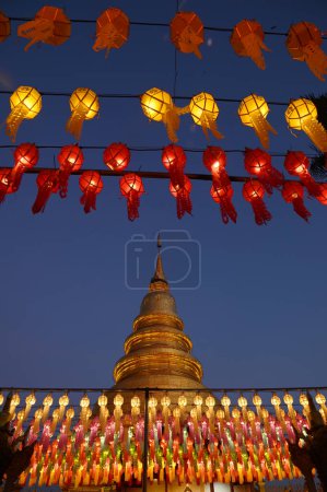 Soirée du Festival des cent mille lanternes à Wat Phra That Hariphunchai. C'est une offrande d'une lanterne comme offrande bouddhiste. C'est une tradition qui se tient chaque année et qui fait partie de la tradition du Loy Krathong. Situé en Thaïlande.