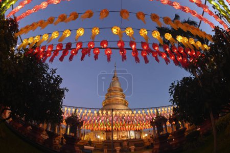 Soirée du Festival des cent mille lanternes à Wat Phra That Hariphunchai. C'est une offrande d'une lanterne comme offrande bouddhiste. C'est une tradition qui se tient chaque année et qui fait partie de la tradition du Loy Krathong. Situé en Thaïlande.