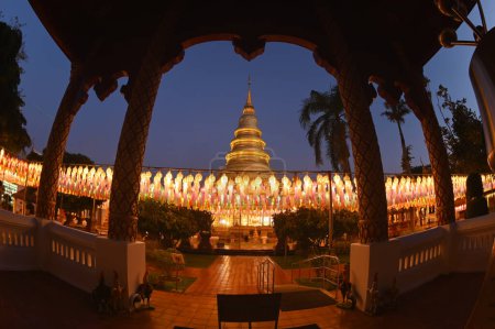 Abend des hunderttausend Laternenfestes am Wat Phra That Hariphunchai. Es ist eine Darbringung einer Laterne als buddhistisches Opfer. Es ist eine Tradition, die jedes Jahr stattfindet und Teil der Loy Krathong Tradition ist. Sitz in Thailand.