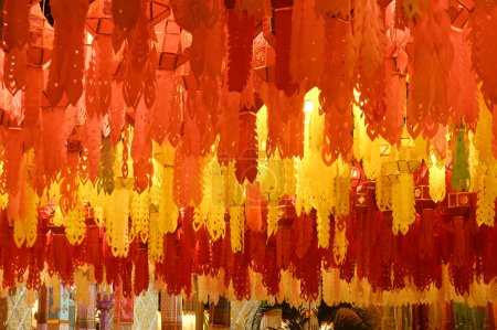 Textur und Hintergrund des Laternenfestes am Wat Phra That Hariphunchai. Es ist eine Tradition, die jedes Jahr stattfindet und Teil der Loy Krathong Tradition ist. "Yi-Peng-Tradition" des Lanna-Volkes.