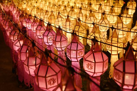 Texture and background of Lantern Festival at Wat Phra That Hariphunchai. C'est une tradition qui se tient chaque année et qui fait partie de la tradition du Loy Krathong. "Yi Peng tradition" du peuple Lanna.