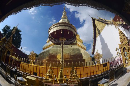 Phra That Cho Hae es una pagoda octogonal con doce esquinas de madera empotradas forradas con flores de oro de 33 metros de altura. Dentro de la pagoda están las reliquias del Señor Buda. Situado en la provincia de Phrae en Tailandia.