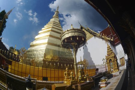 Phra That Cho Hae ist eine achteckige Pagode mit zwölf eingelassenen, mit Goldblumen gesäumten Holzecken, die 33 Meter hoch ist. Im Inneren der Pagode befinden sich die Reliquien des Herrn Buddha. Befindet sich in der Provinz Phrae in Thailand.