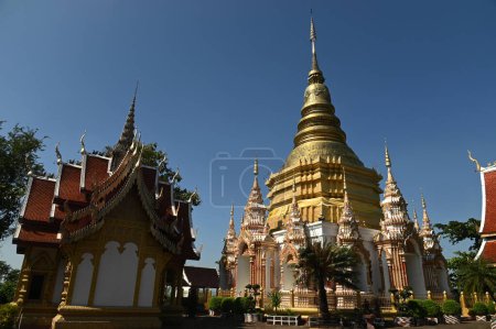Große goldene Außenpagode am Wat Phra Phutthabat Tak Pha Es wird angenommen, dass es sich um den Fußabdruck des Buddha handelt, der in der Gegend, in der die Roben getrocknet wurden, zur Ruhe kam. In der Provinz Lampun in Thailand.