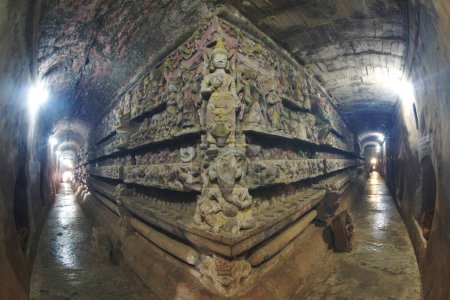 Der Balkon ist gebogen wie ein Tunnel. Sie ist auf jeder Seite fast 100 Meter lang und mit Hochrelief-Gemälden zum Buddha Jataka im Wat Shitetaung Praya verziert. Standort: Mrauk-U, Myanmar.