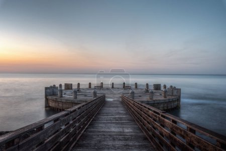 Foto de Mañana en el muelle y la rotonda con vistas al mar con los espléndidos colores del amanecer - Imagen libre de derechos