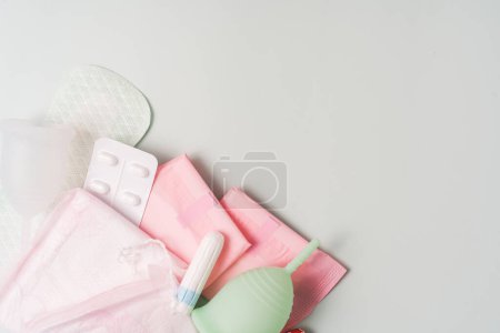 Téléchargez les photos : Supplies for the menstrual cycle on a green background. - en image libre de droit
