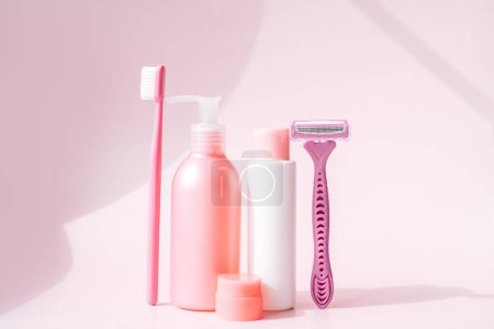 Téléchargez les photos : Produits d'hygiène et de savon pour femmes dans des couleurs roses sur fond rose. - en image libre de droit
