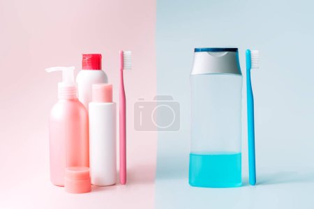 Téléchargez les photos : Produits d'hygiène et savons pour femmes et hommes sur fond rose et bleu. - en image libre de droit
