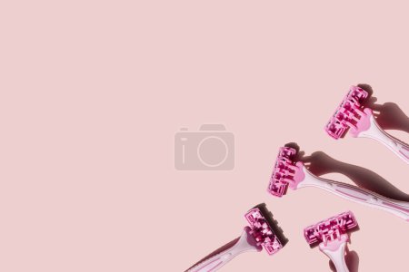 Téléchargez les photos : Quatre rasoirs pour femmes roses sur fond rose. - en image libre de droit