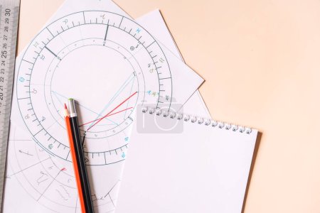 Nataldiagramm auf weißem Papier mit Bleistift und Lineal auf beigem Hintergrund.