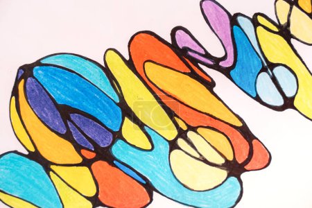 Neurographische Zeichnung farbig mit Buntstiften auf weißem Papier.
