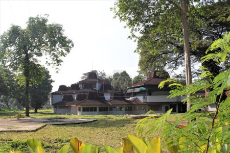 Téléchargez les photos : Jakarta, indonesia-23 avril 2023 : monument taman mini indonesia indah maison traditionnelle culturelle - en image libre de droit
