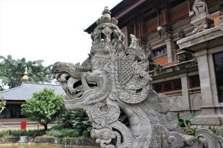Téléchargez les photos : Jakarta, indonesia-23 avril 2023 : sculpture d'une statue de dragon dans le temple bentar - en image libre de droit
