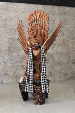 Foto de Jakarta, indonesia-23 abril 2023: Garuda Hanuman estatua de la cultura balinesa - Imagen libre de derechos