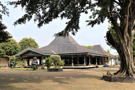 Téléchargez les photos : Jakarta, indonesia-23 avril 2023 : monument taman mini indonesia indah anjungan yogyakarta - en image libre de droit