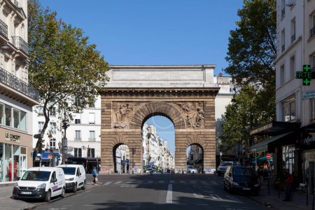 Foto de París, Francia - 21 de septiembre de 2022: La Porte Saint-Martin es un monumento parisino situado en el sitio de una de las puertas de las fortificaciones de París, ahora destruidas. Se encuentra en el cruce de Rue Saint-Martin, Rue du Faubourg Saint-Martin y - Imagen libre de derechos