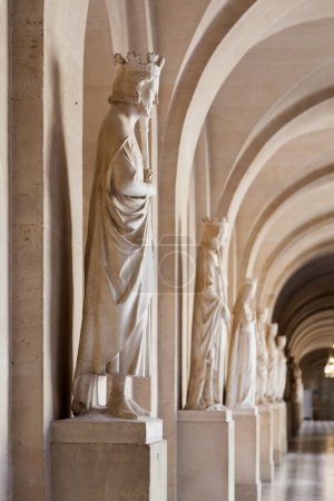 Téléchargez les photos : Versailles, France - 20 août 2017 : Statue de Pépin le Court aux côtés d'autres monarques français dans la galerie de pierre au sud du château de Versailles - en image libre de droit