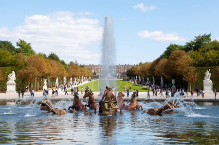 Foto de Versalles, Francia - 20 de agosto de 2017: La Fuente del Apolo es una escultura dorada que representa al dios griego levantándose del agua en un carro, terminado en 1671. Se encuentra en el centro de la Bassin d 'Apollo en los jardines de Versalles. - Imagen libre de derechos
