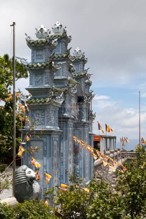 Foto de La pagoda Linh Ung en las colinas de Ba Na, cerca de Da Nang, Vietnam. Las colinas de Ba Na se encuentran en las montañas Truong Son, que forman parte de la cordillera Annamita.. - Imagen libre de derechos